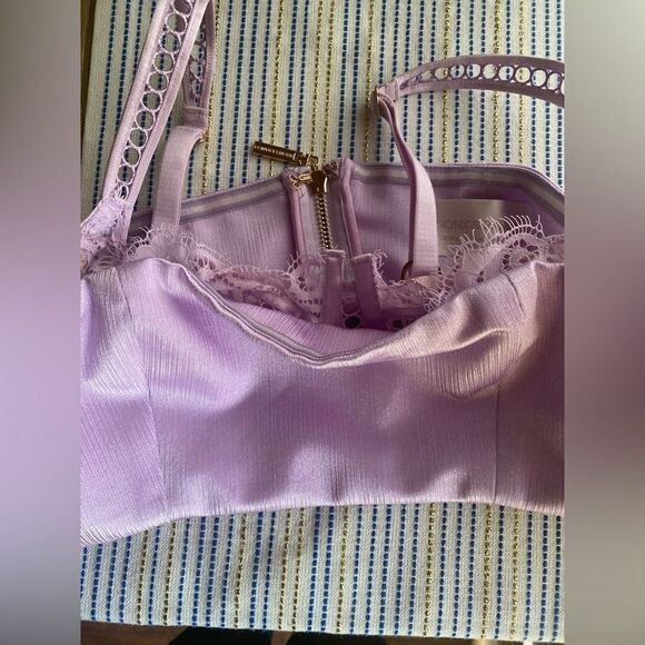 Bronx & Banco lavender top with a delicate lace bra - Picture 2 of 11